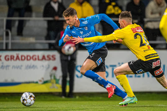 Halmstads Samuel Kroon  och Mjällbys Noah Persson