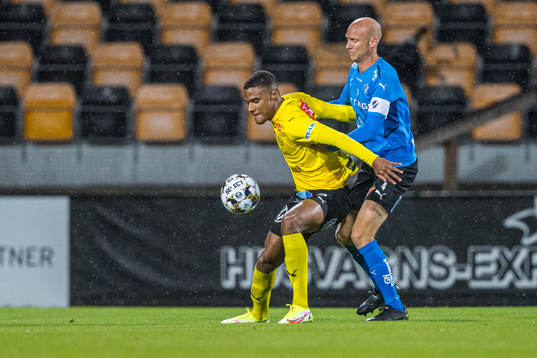 Mjällbys Amin Sarr och Halmstads Andreas Johansson