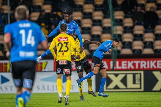 Halmstads Joseph Baffo  och Mjällbys +mj50+ i kollision