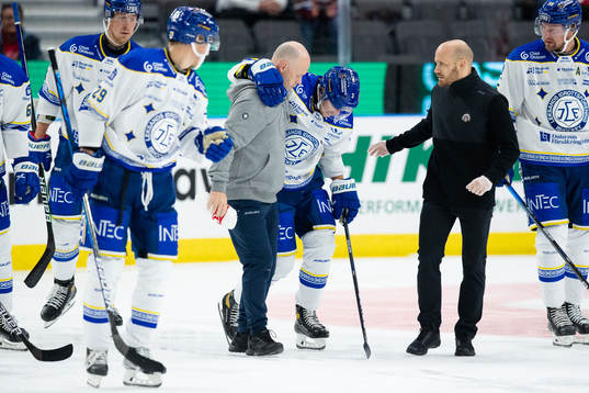 Leksands August Berg får hjälp av isen