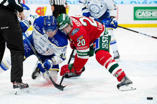 Leksands Carter Ashton tekar mot Frölundas Joel Lundqvist