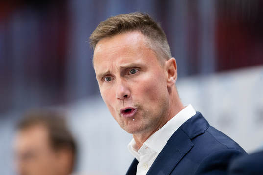 Frölundas tränare Roger Rönnberg reagerar