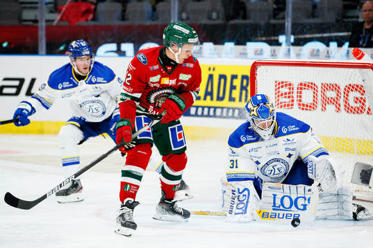 Frölundas Max Friberg oroar framför Leksands målvakt