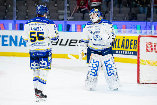 Leksands Jonas Ahnelöv och målvakt Kasimir Kaskisuo jublar