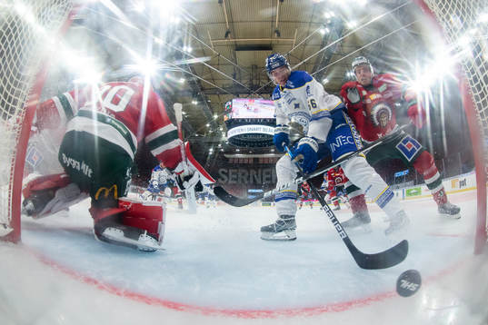 Leksands Nils Åman gör 0-1 bakom Frölundas målvakt