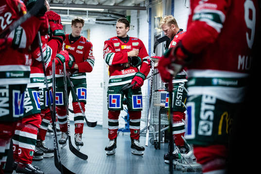 Frölundas Johan Sundström innan ishockeymatchen i SHL