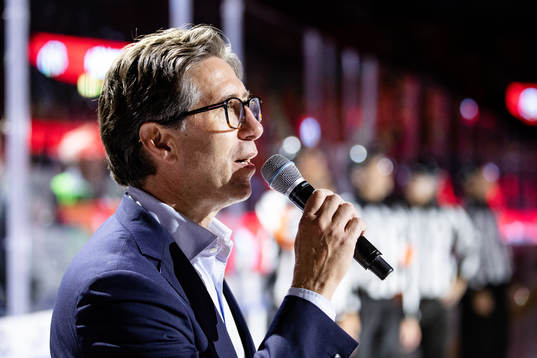 Frölundas klubbdirektör Christian Lechtaler talar innan
