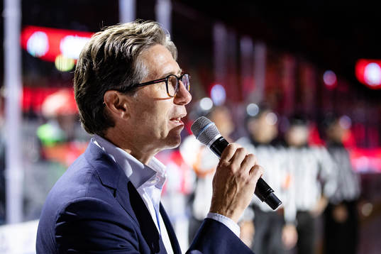Frölundas klubbdirektör Christian Lechtaler talar innan