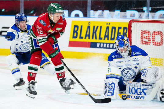 Frölundas Max Friberg med ett avslut som Leksands målvakt
