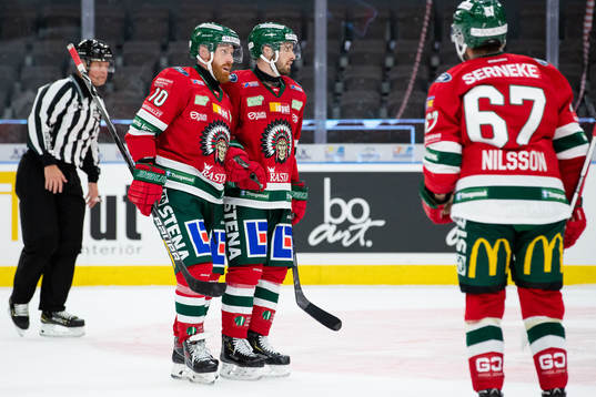 Frölundas Jens Olsson jublar ihop med Michael Spacek