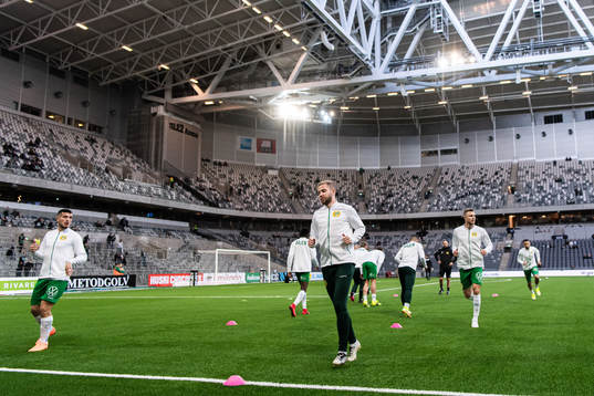Hammarbys Darijan Bojanic värmer upp