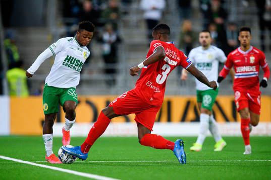 Hammarbys Akinkunmi Amoo och IFK Göteborgs Bernardo Vilar