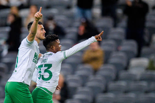 Hammarbys Astrit Selmani och Akinkunmi Amoo jublar