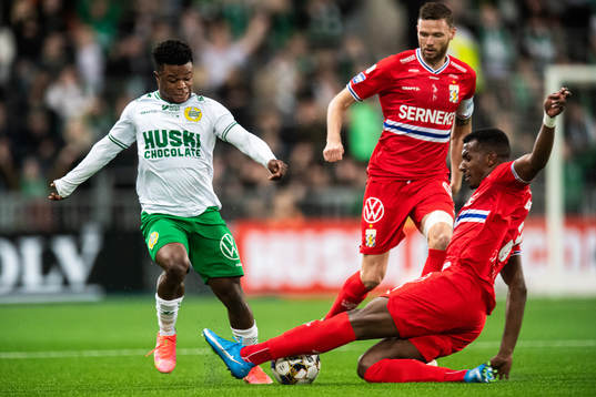 Hammarbys Akinkunmi Amoo och IFK Göteborgs Bernardo Vilar