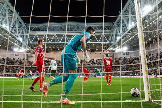IFK Göteborgs August Erlingmark och målvakt Ioannis