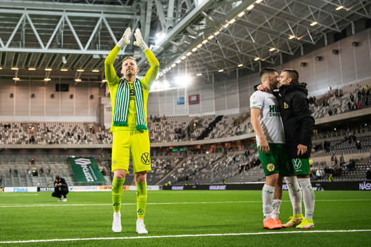 Hammarbys målvakt David Ousted, Astrit Selmani och