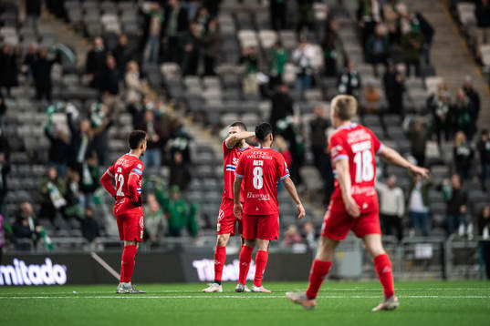IFK Göteborgs Marcus Berg deppar med lagkamrater
