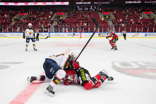 Djurgårdens Marcus Sörensen brottar ner Malmö Redhawks