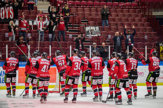 Malmö Redhawks spelare jublar mot supportrarna