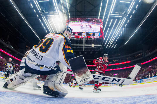 Malmö Redhawks Anton Olsson gör 3-0 bakom Djurgårdens