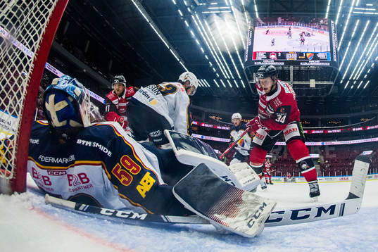 Malmö Redhawks Carl Söderberg oroar mot Djurgårdens