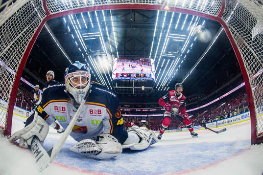 Malmö Redhawks Carl Söderberg oroar mot Djurgårdens