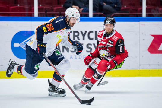 Djurgårdens Linus Videll och Malmö Redhawks Johan Olofsson