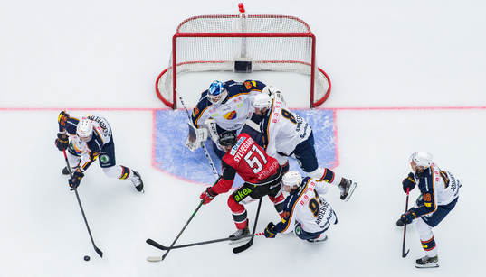Malmö Redhawks Emil Sylvegård oroar mot Djurgårdens
