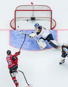Malmö Redhawks Anton Olsson gör 3-0 bakom Djurgårdens