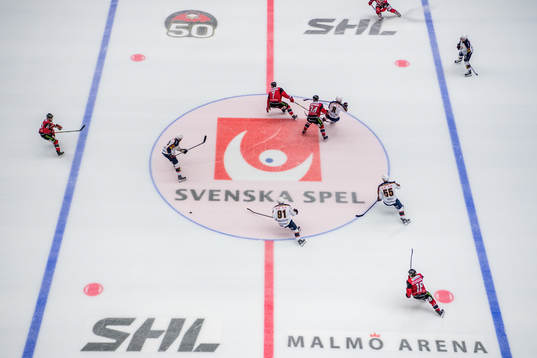 Spel framför Svenska Spels logotyp i isen