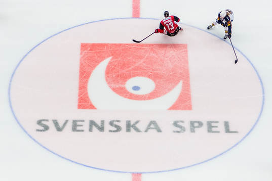 Spel framför Svenska Spels logotyp i isen
