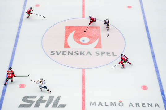 Spel framför Svenska Spels logotyp i isen