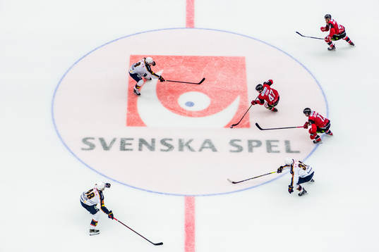 Spel framför Svenska Spels logotyp i isen