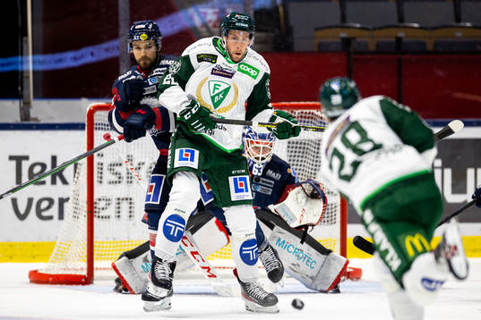 Färjestads Per Åslund oroar framför Linköpings målvakt