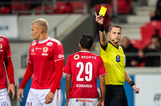 Domaren Andreas Ekberg varnar Kalmars Rasmus Sjöstedt