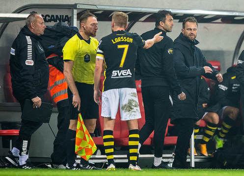 s Sebastian Larsson diskuterar med domaren