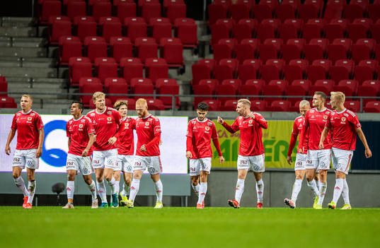 Kalmars Oliver Berg jublar med lagkamrater
