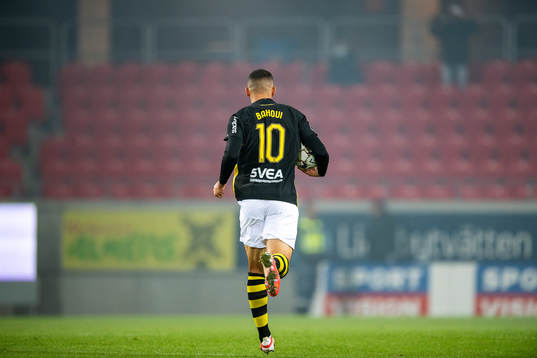 s Nabil Bahoui jublar med bollen i handen