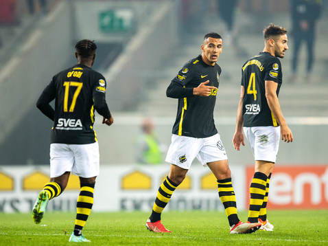 s Nabil Bahoui jublar med Ebenezer Ofori och Sotirios