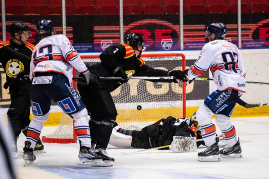 Brynäs målvakt Veini Vehviläinen släpper in 0-1 av