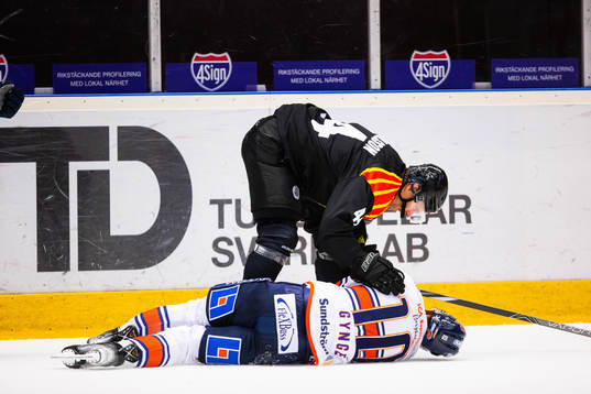 Brynäs Nicklas Danielsson kollar till Växjös Richard