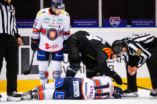 Brynäs Nicklas Danielsson kollar till Växjös Richard