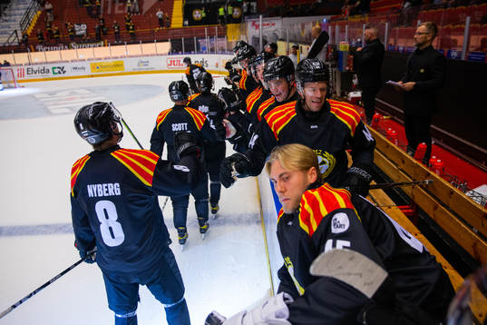 Brynäs spelar jublar 5-3