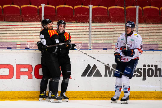 Brynäs Anton Rödin och Nick Olesen jublar