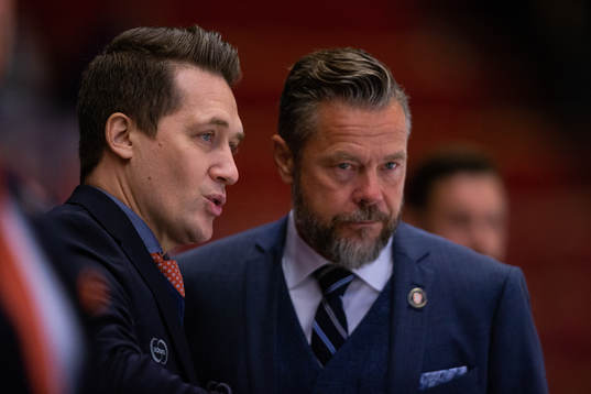 Växjös tränare Sam Hallam och assisterande tränare