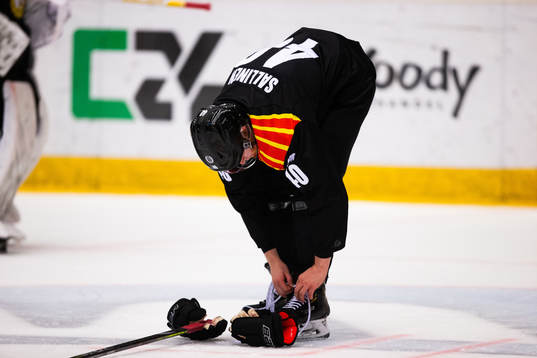 Brynäs Tomi Sallinen knyter skridskorna