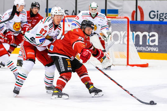 Moras Isak Andersson och Vita Hästens Corey Mackin