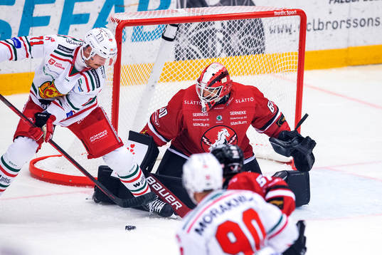 Moras Paul Bittner och Vita Hästens målvakt Adam Ohre