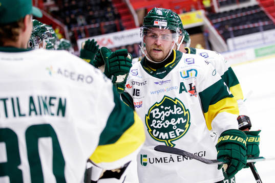 Björklövens Alexander Wiklund jublar