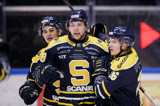 Södertäljes Emil Alba (m)  jublar med Colin Smith (v) och